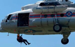Сотрудники МЧС отработали навыки беспарашютного десантирования с вертолета МИ-8