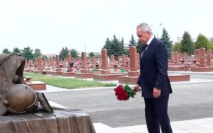 Сергей Шойгу возложил цветы к памятникам «Древо скорби» и героям-спецназовцам в Беслане