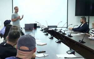 Николай Смирнов центр “Мой Бизнес”-ы амыдта сæрмагонд ахуыртæ