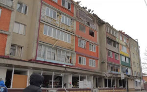 В Беслане продолжают устранять последствия падения БПЛА на жилую пятиэтажку