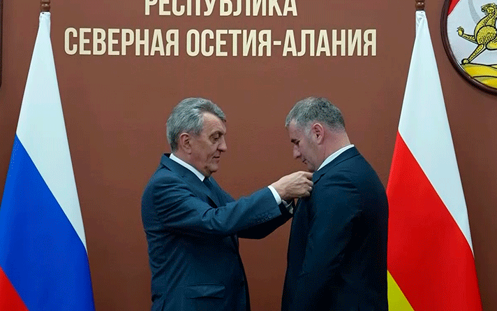 Сергей Меняйло вручил медали «Во Славу Осетии» главам местных администраций – участникам СВО