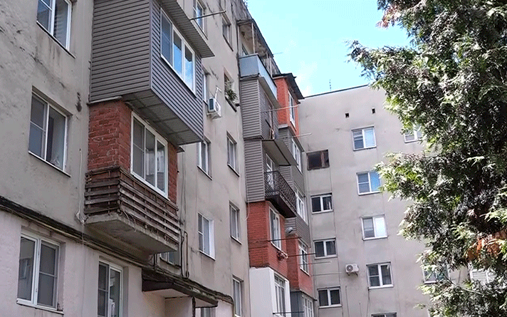 Жильцы многоквартирного дома на ул. Васо Абаева больше 10 лет испытывают неудобства