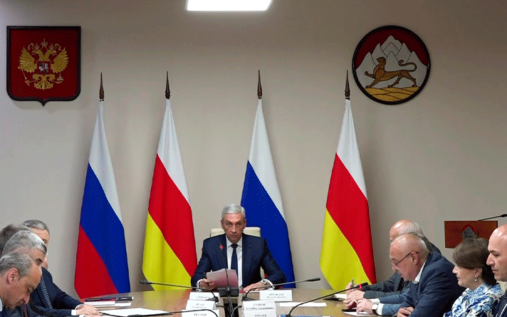 Борис Джанаев провел еженедельное аппаратное совещание