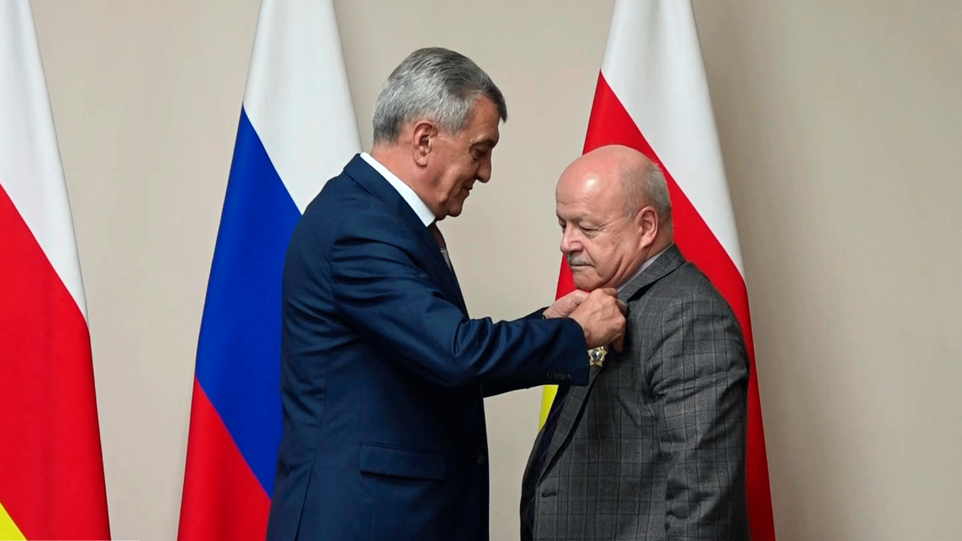 Сергей Меняйло вручил награды жителям Северной Осетии в преддверии Дня России