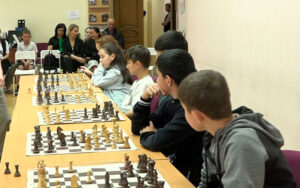 В Международный день дружбы во Владикавказе провели сеанс одновременной игры по шахматам среди школьников