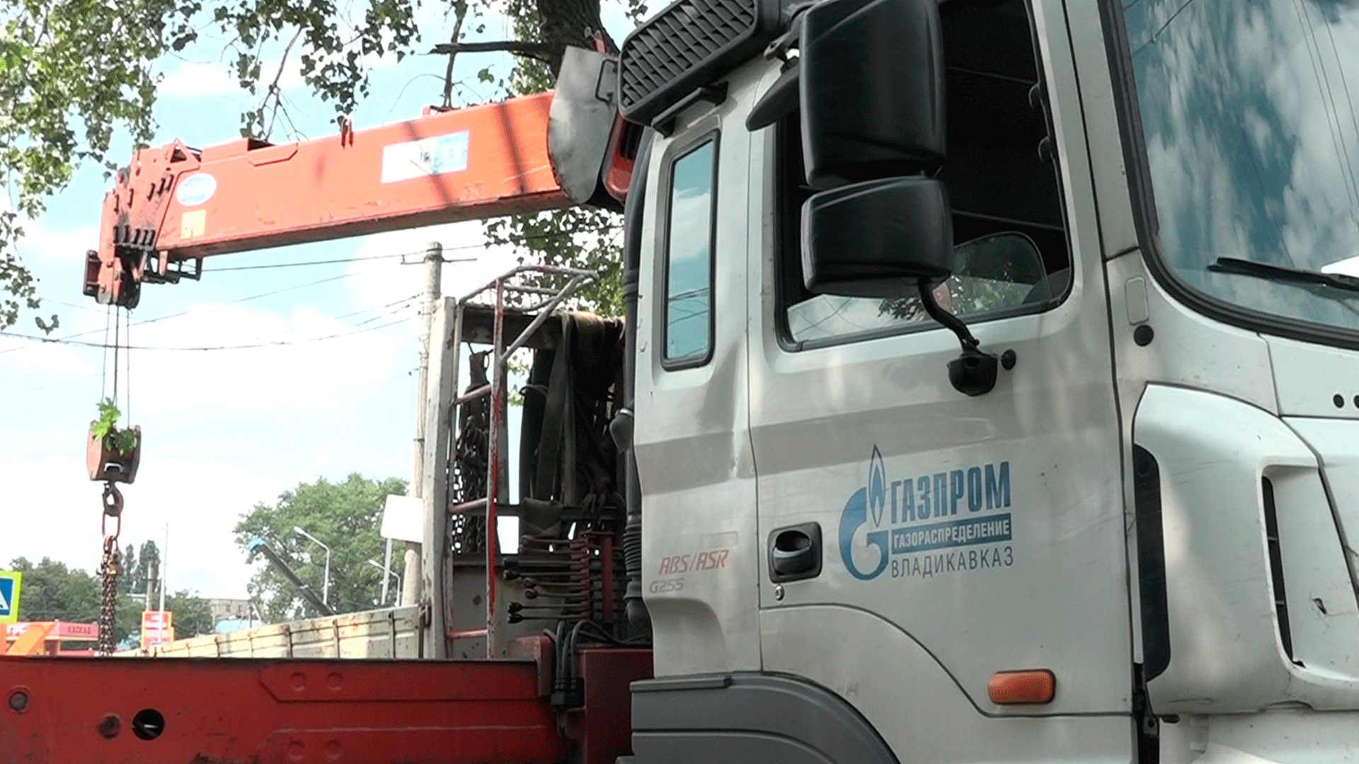 Сотрудники «Газпрома» заменили старую задвижку на трубопроводе высокого давления перед осенне-зимним периодом