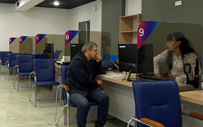 Работающие родители с двумя и более детьми могут оформить семейную выплату, заявление принимают до 1 октября