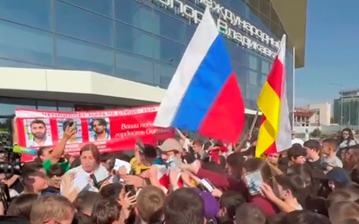 В аэропорту Владикавказа встретили призеров чемпионата мира по дзюдо — Инала Тасоева и Мадину Таймазову