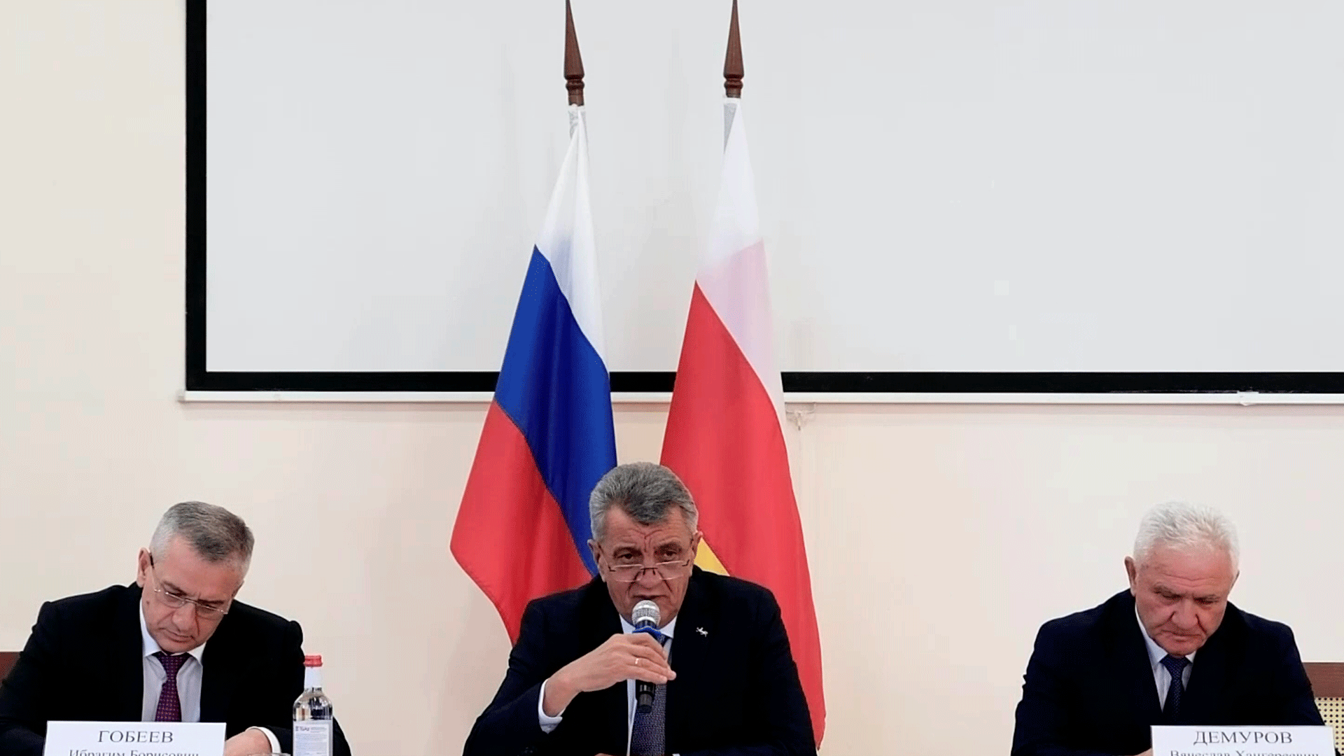 Сергей Меняйло провел встречу с жителями Алагирского района