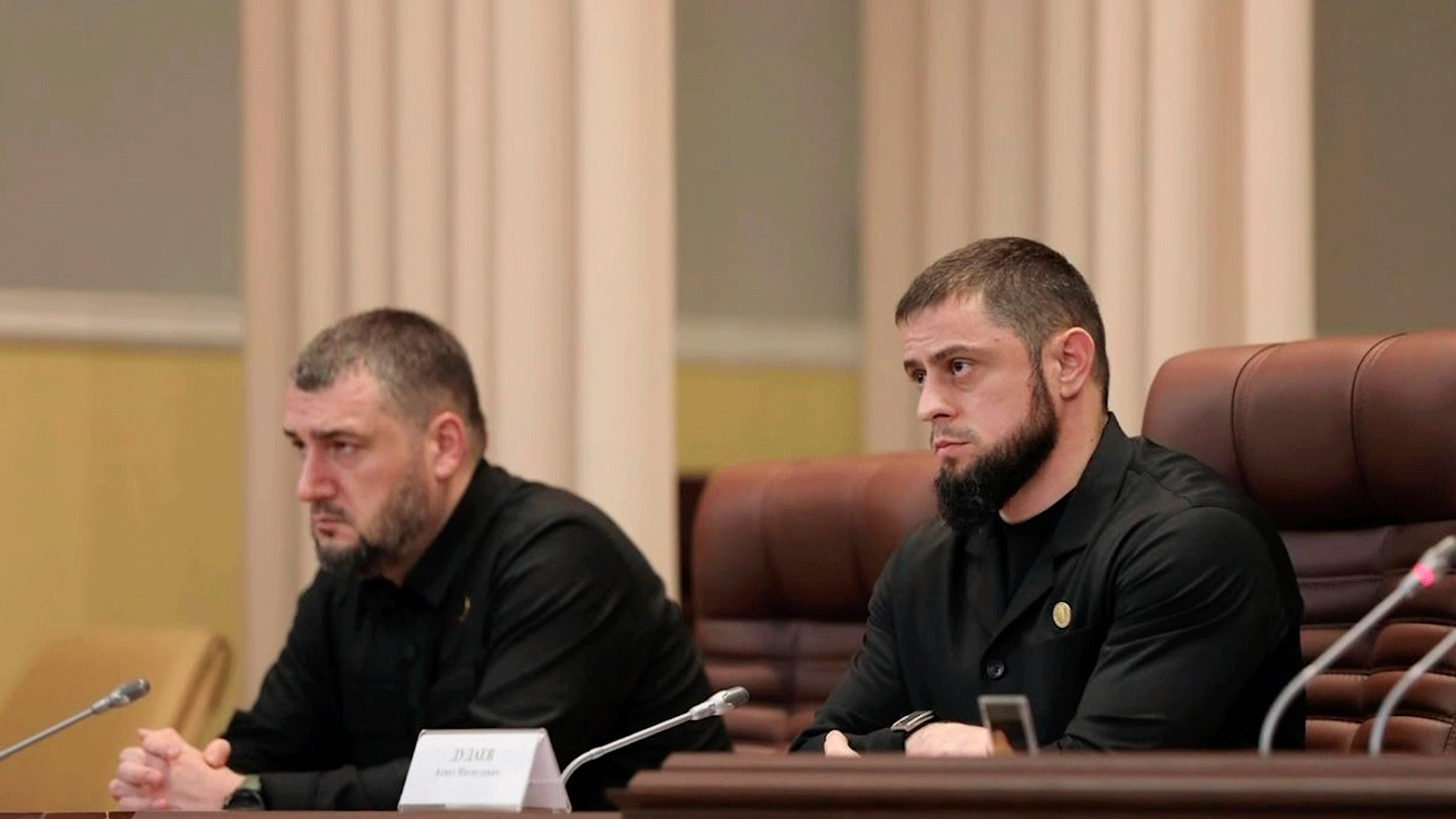 Сергей Меняйло вместе со Спикером Парламента Чеченской республики Ахмедом Дудаевым и вице-премьером — министром по национальной политике, внешним связям, печати и информации Ильманом Вахидовым провели встречу с активной молодёжью