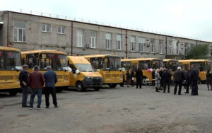 Сегодня во Владикавказе директорам школ вручили ключи от новых автобусов