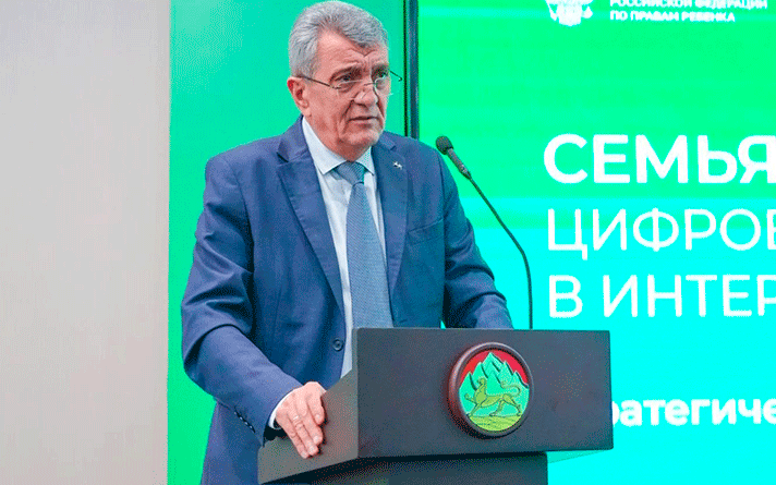 Сергей Меняйло фембæлд Уæрæсейы президенты цур сывӕллӕтты бартæ хъахъхъæнæг Мария Львова-Беловаимæ